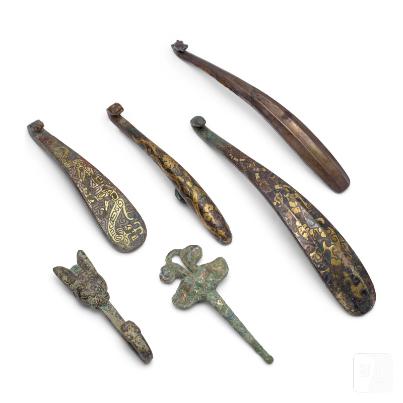戰國/漢 錯金銀及素面青銅帶鈎四件 | SIX INLAID AND PLAIN BRONZE BELT HOOKS - 图1